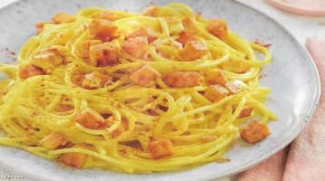 Carbonara con tofuburger, una vegetariana da provare