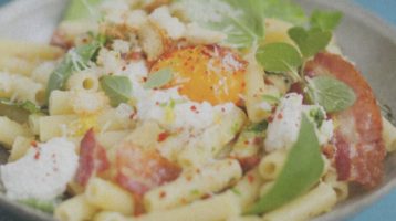 Scomposta, con erbe e ricotta: la nuova carbonara di F