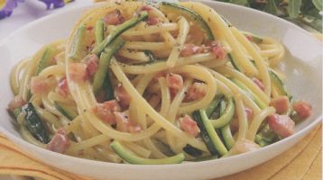 Un mese in cucina, la carbonara bucatini e zucchine