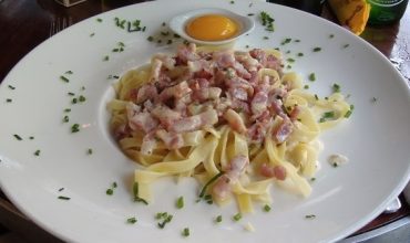 Carbonara “all’italiana”… con uovo fritto e formaggio spray!